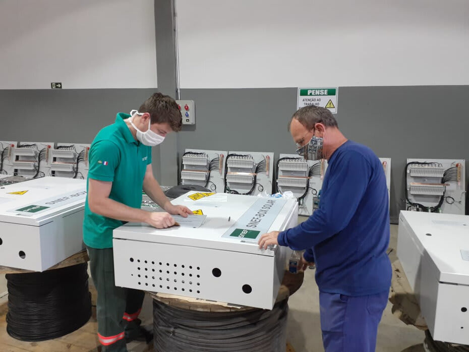 String box é um equipamento de proteção que isola o sistema de produção de energia fotovoltaica com o objetivo de impedir acidentes elétricos.